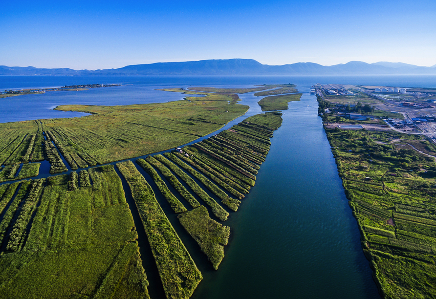 Der Neretva Fluss fächert breit aus ins Meer und ist von einer malerischen Naturlandschaft umgeben.