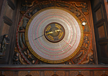 Bewundern Sie die Astronomische Uhr der St. Marienkirche Kirche.