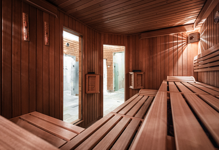 Lassen Sie es sich bei einem Aufguss in der Sauna gutgehen.