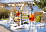 Beobachten Sie von  der Terrasse Ihres Hotals bei kulinarischen Köstlichkeiten und kühlen Drinks das rege Treiben auf der Elbe.