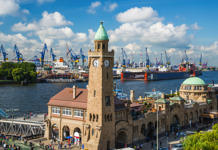 Der ständig belebte Hamburger Hafen ist einen Besuch wert.