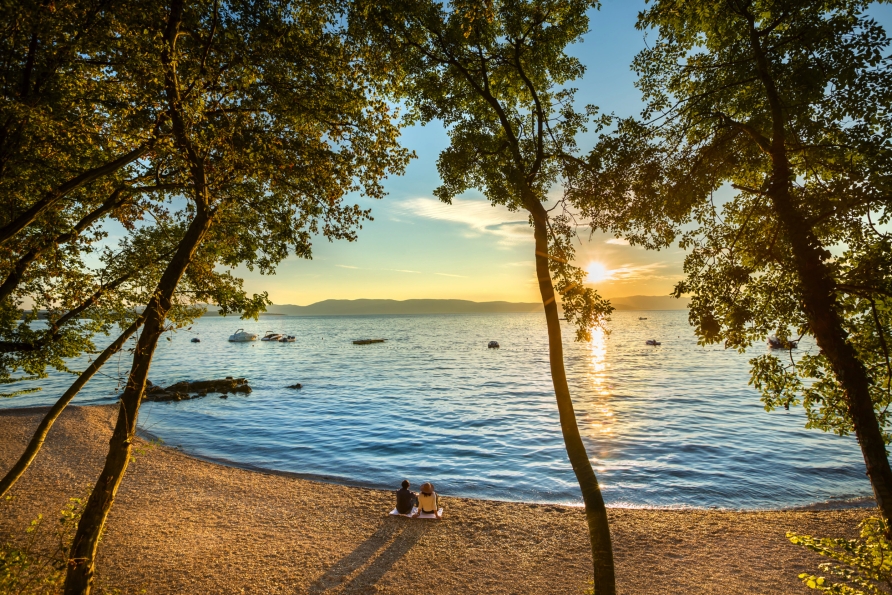 Bewundern Sie die traumhaften Sonnenuntergänge an der Adria vom nahegelegenen Strand aus.