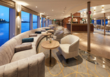 Genießen Sie bunte Abende und entspannte Tage in der Lounge-Bar an Bord. 