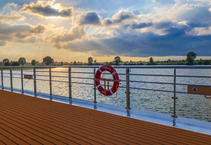 Erleben Sie entspannte Stunden und tolle Aussichten auf dem Sonnendeck von LADY DILETTA.
