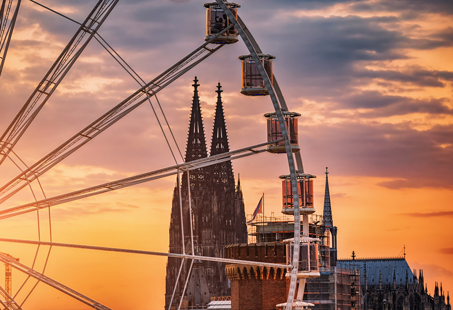 Köln und Karneval gehören einfach zusammen – hier beginnt und endet Ihre Erlebniskreuzfahrt.