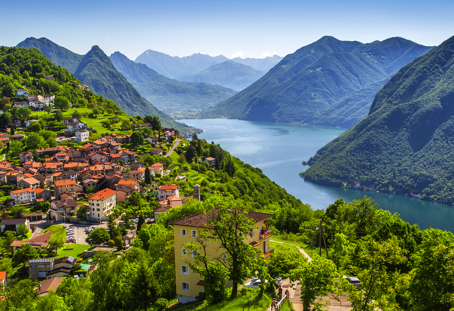 Die schöne Stadt Lugano liegt umgeben von einem malerischen Bergpanorama am Luganersee in der südlichen Schweiz.