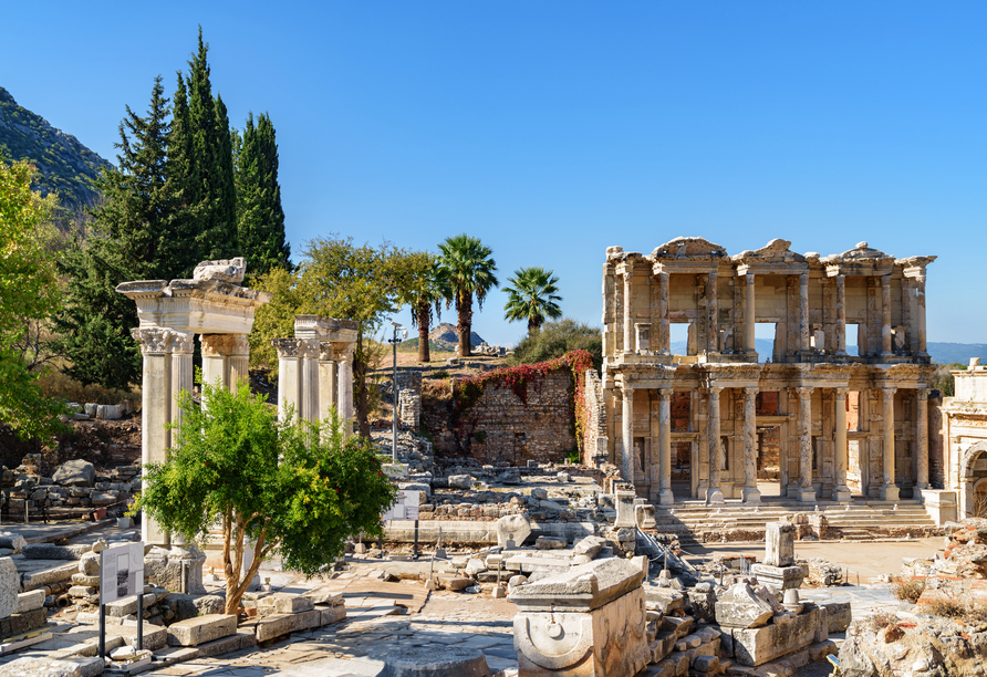 Von Kuşadası aus sollten Sie unbedingt einen Ausflug nach Ephesos mit der Celsus-Bibliothek machen.