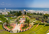 Spazieren Sie in den Bahá’í Gärten bis ganz nach oben und bewundern Sie den Panoramablick auf das israelische Haifa. 