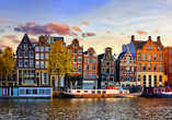 Bewundern Sie die hübschen, bunten Häuschen Amsterdams.