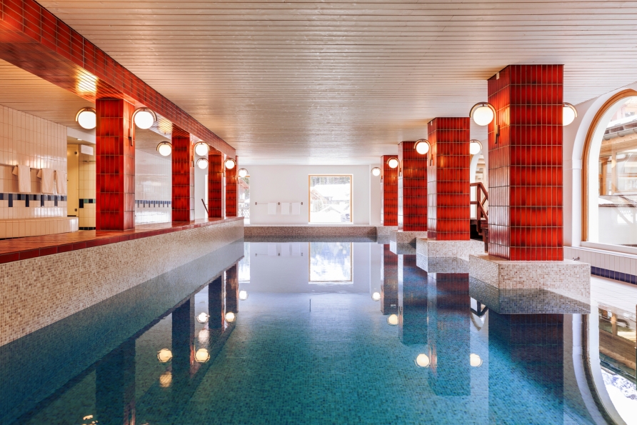 Ziehen Sie im Hallenbad Ihre Bahnen.