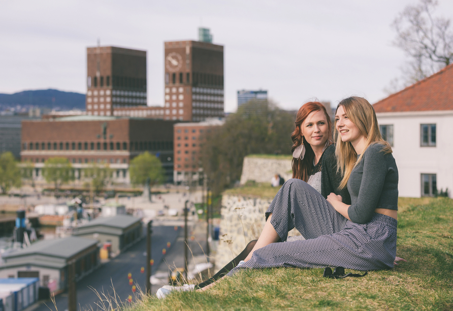 Verbringen Sie tolle Tage in der lebendigen Hauptstadt Norwegens (im Hintergrund: Rathaus Oslo).
