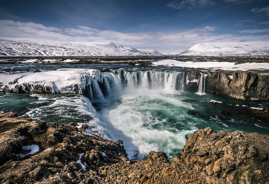 ... ebenso wie der berühmte Goðafoss Wasserfall.