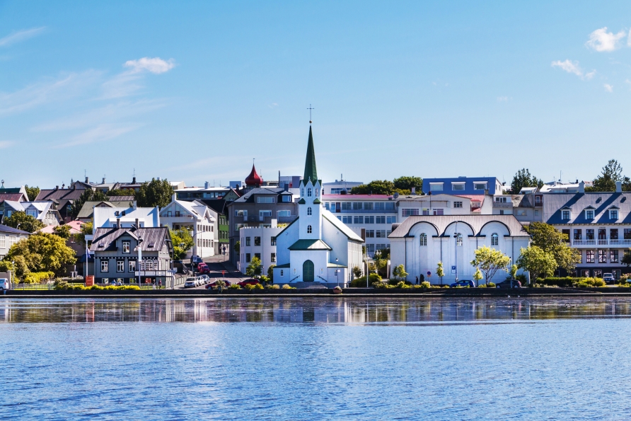Hauptstadt von Island: Reykjavík.