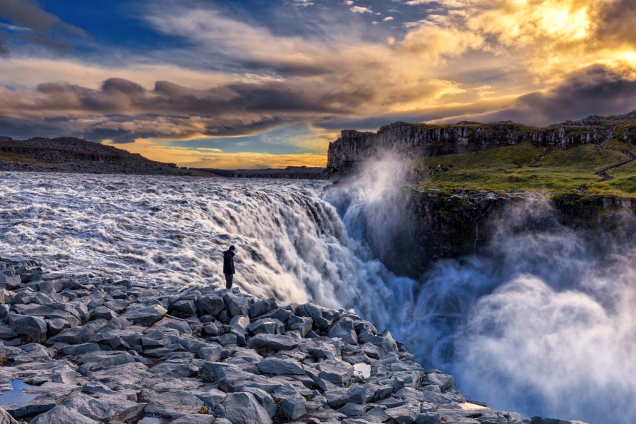 Der Dettifoss-Wasserfall ist ein beliebtes Ausflugsziel ...