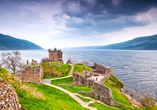 In den schottischen Highlands finden Sie einige Überreste aus längst vergangenen Zeiten, wie die Burgruine Urquhart Castle am Loch Ness.