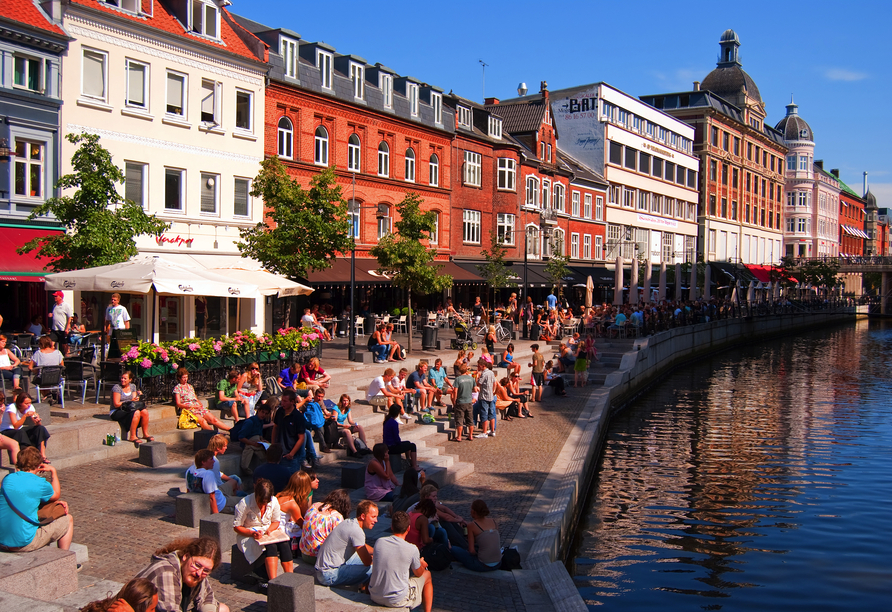Die belebte Straße Åboulevarden mit dem Aarhus Kanal gilt mit zahlreichen Restaurants und Cafés als Treffpunkt der Stadt.