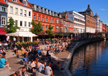Die belebte Straße Åboulevarden mit dem Aarhus Kanal gilt mit zahlreichen Restaurants und Cafés als Treffpunkt der Stadt.