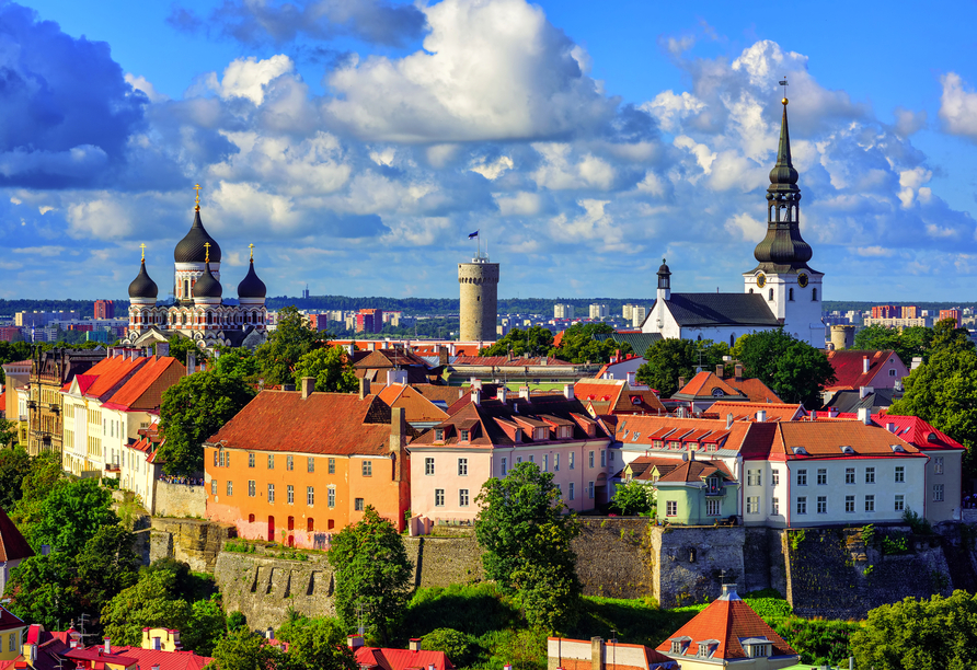 Tallin, die Hauptstadt von Estland, bietet viele Sehenswürdigkeiten wie die Alexander-Newski-Kathedrale (links im Bild).
