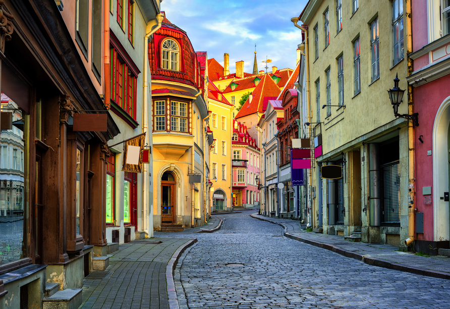 Schlendern Sie durch die bunte Altstadt von Tallinn.