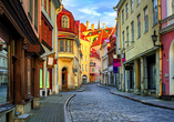 Schlendern Sie durch die bunte Altstadt von Tallinn.
