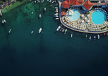 Direkt an Ihr Hotel grenzt das traumhaft schöne Meer der Adria.