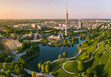 Der weitläufige Olympiapark in München ist eine wunderschöne, grüne Ruhe-Oase.