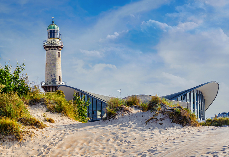 Bestaunen Sie den Leuchtturm von Warnemünde.