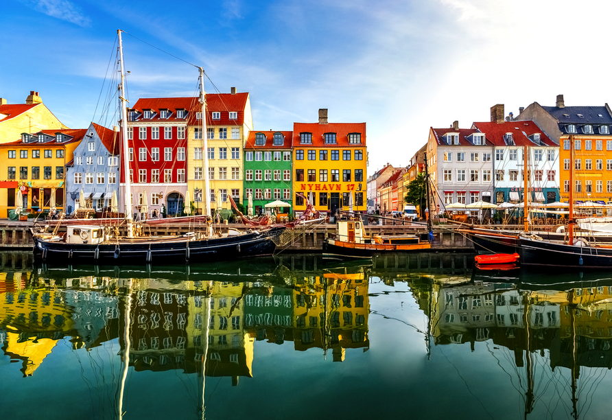 Nyhavn mit seinen bunten Häuschen ist das bekannteste Stadtviertel in Kopenhagen.