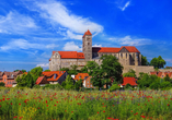 Schon von Ferne grüßt Sie der Schlossberg mit dem Renaissanceschloss und der Stiftskirche in Quedlinburg.