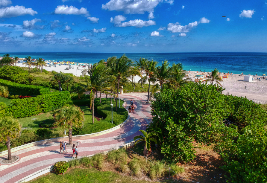Der wunderschöne Boardwalk in Miami führt am traumhaften Strand vorbei. 