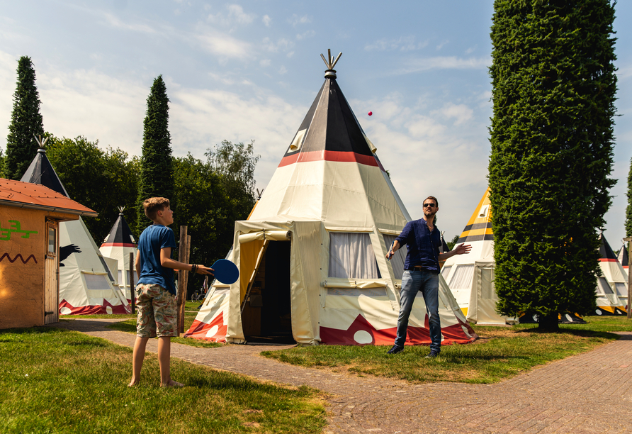 Übernachten im Wigwam Deluxe – wie in der Prärie.
