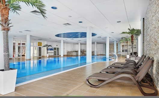 Genießen Sie Ihre freie Zeit im Hallenbad des Hotels.