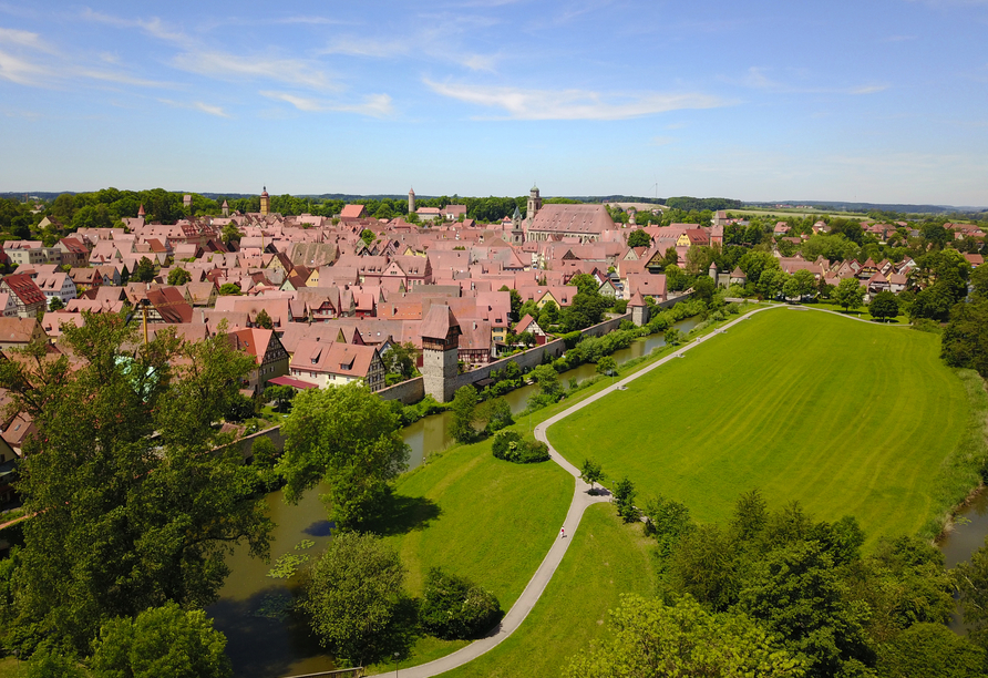 Dinkelsbühl ist umgeben von einer mittelalterlichen Stadtmauer mit 16 Türmen und 4 Toren.