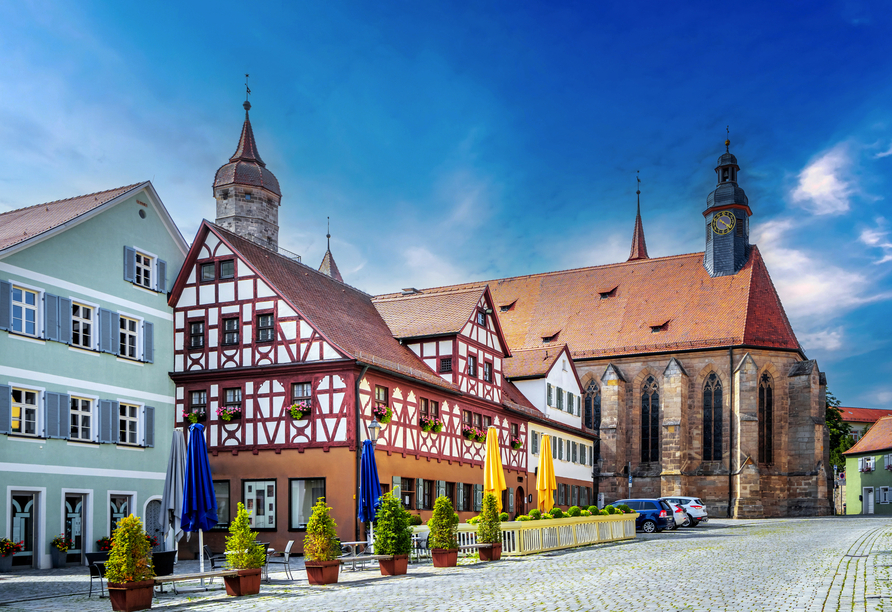 Zentral am wunderschönen Marktplatz in Feuchtwangen liegt ihr Hotel.