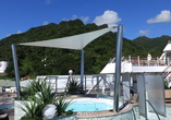 Genießen Sie die entspannte Atmosphäre auf dem Pooldeck von MS Amadea.