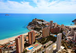 Breite Straßen und moderne Gebäude prägen die Küste von Benidorm an der Costa Blanca.