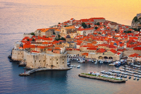 Die malerische Altstadt Dubrovniks ist nur eines von zahlreichen Highlights auf dieser Mittelmeer-Reise.