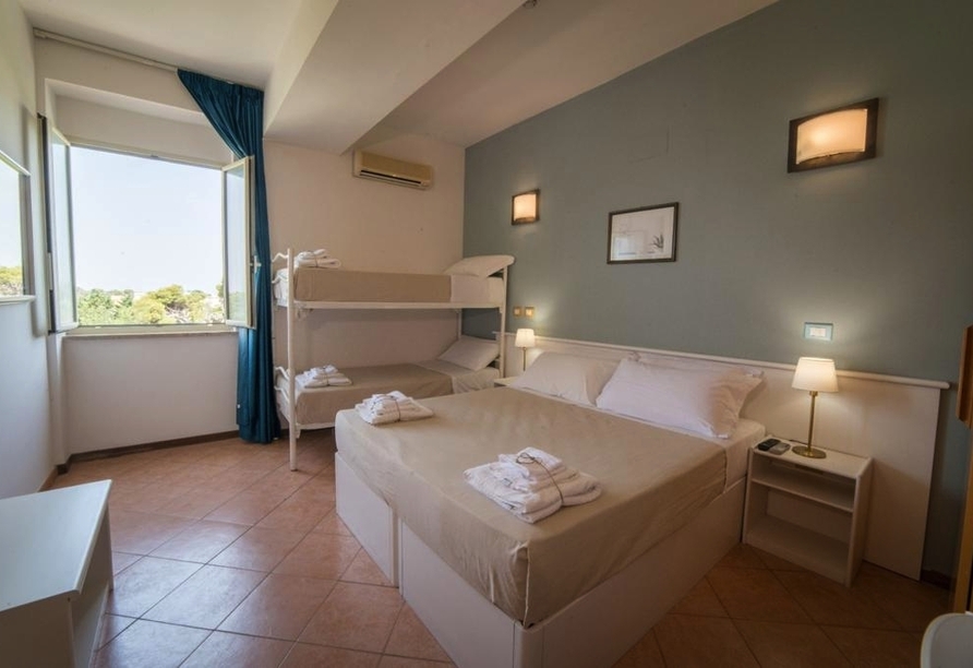 Beispiel Doppelzimmer mit Zustellbett im Hotel Gatto Bianco Casalabate