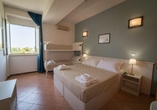Beispiel Doppelzimmer mit Zustellbett im Hotel Gatto Bianco Casalabate