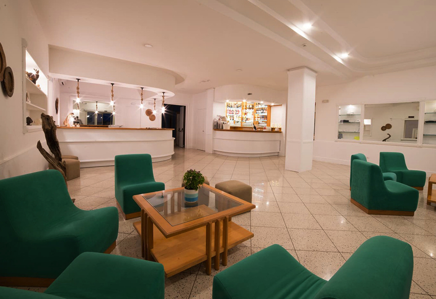 Genießen Sie ein erfrischendes Getränk in der Hotelbar.