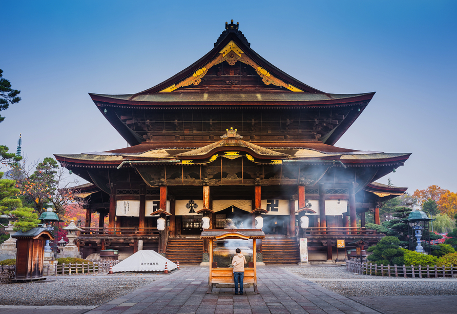 Sie erkunden die Stadt Nagano und besichtigen den eindrucksvollen Zenkoji-Tempel.