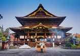 Sie erkunden die Stadt Nagano und besichtigen den eindrucksvollen Zenkoji-Tempel.