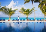 Der Pool im Meeru Island Resort & Spa