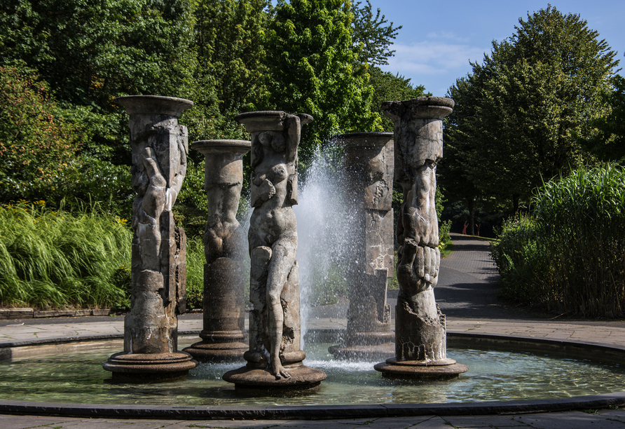 Säulenbrunnen im Kurpark von Bildhauer Michael Schwarze