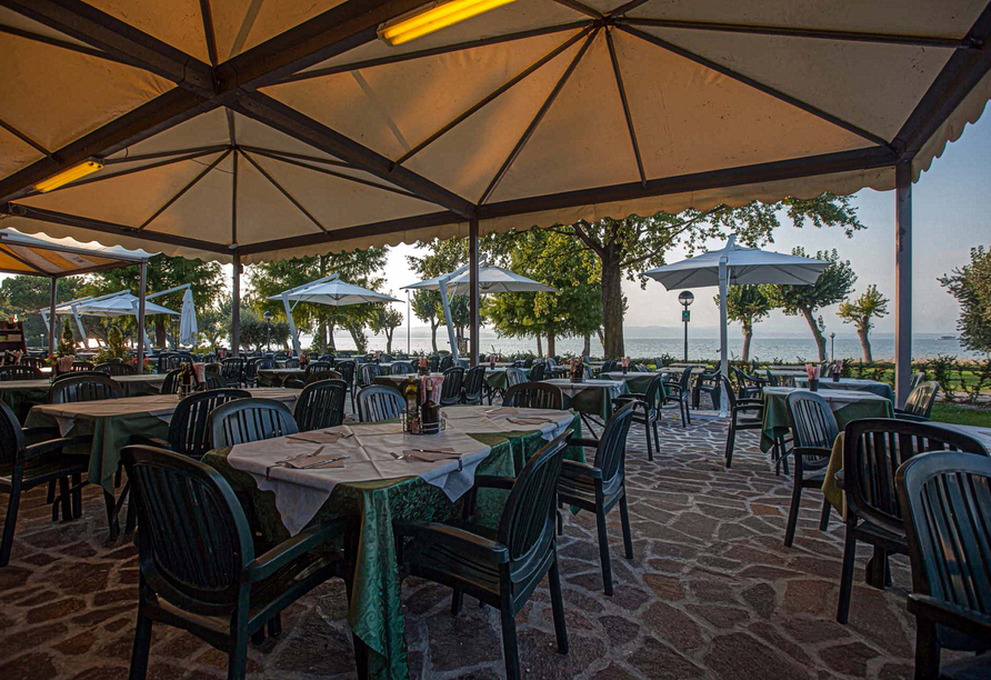 Das Restaurant der Ferienanlage bietet einen wunderbaren Seeblick.