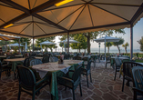 Das Restaurant der Ferienanlage bietet einen wunderbaren Seeblick.