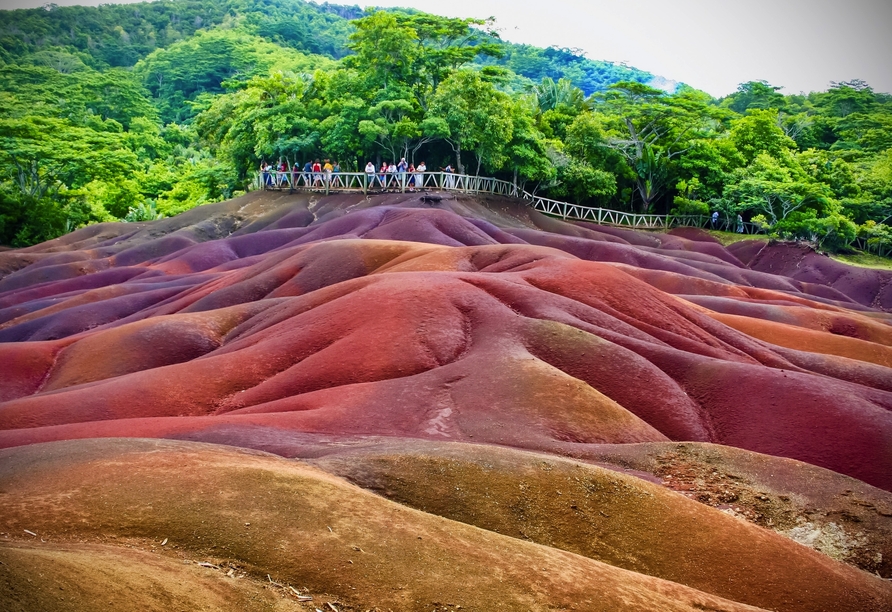 Besuchen Sie den Geopark Siebenfarbige Erde und bestaunen Sie die farbenfrohe Dünenlandschaft.