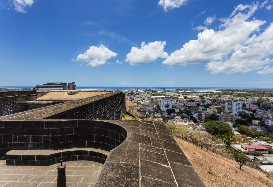 Das Fort Adelaide bietet einen tollen Ausblick auf Port Louis.