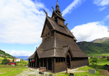 Eine der berühmtesten und imposantesten Sehenswürdigkeiten von Vikøyri ist die Stabkirche Hopperstad.