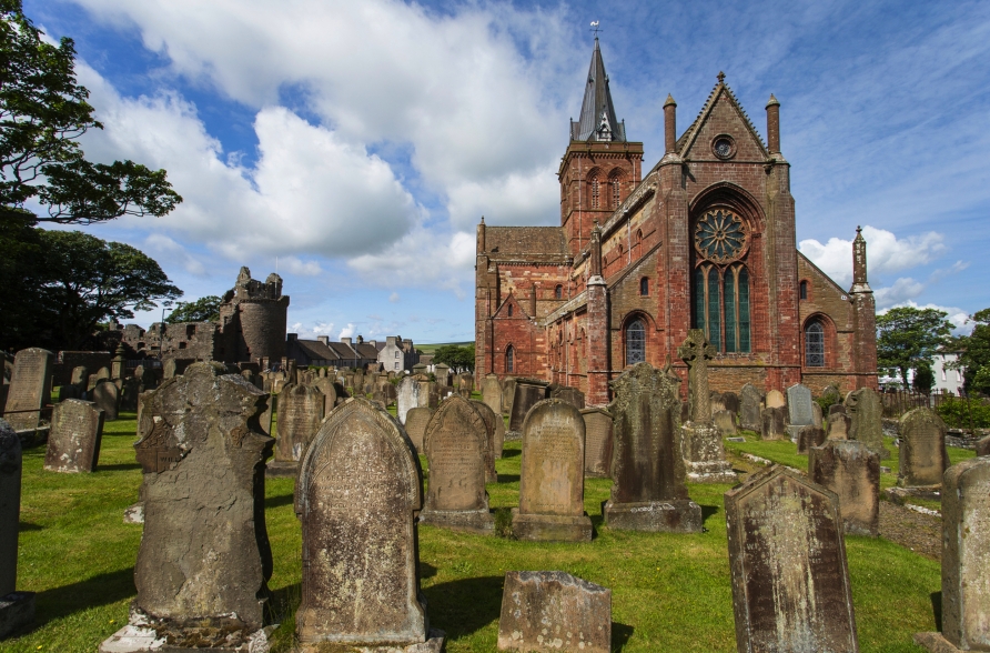 Eine der bekanntesten Sehenswürdigkeiten von Kirkwall ist die St.-Magnus-Kathedrale.